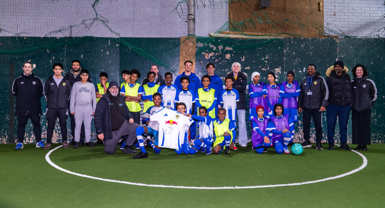 Ampadu dhe Aaronson vizitojnë seancën Premier League Kicks, promovojnë futbollin në komunitet