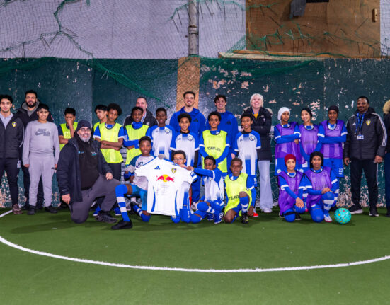 Ampadu dhe Aaronson vizitojnë seancën Premier League Kicks, promovojnë futbollin në komunitet